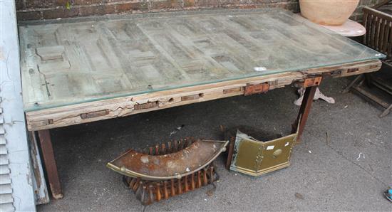 Glass top garden table(-)